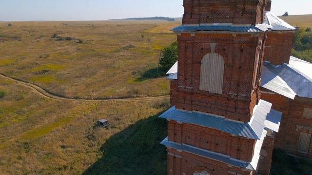 Большая заброшенная церковь впечатляющего вида в заброшенном селе