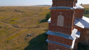 Большая заброшенная церковь впечатляющего вида в заброшенном селе