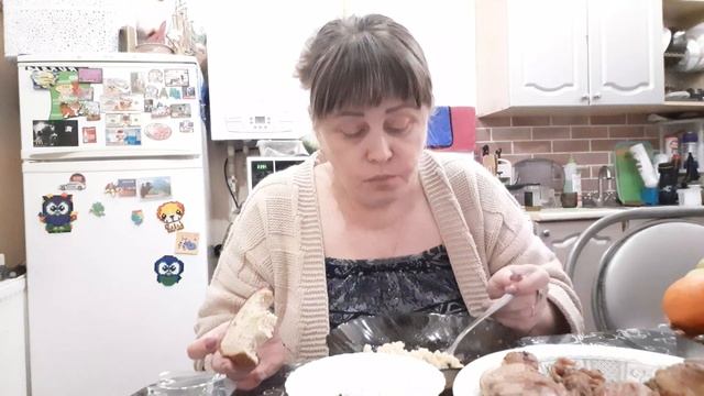 Мукбанг   макароны   и свежий салатик  , перекусила маленько 27.03.22