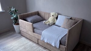 Кровать мягкая купе в бежевом цвете