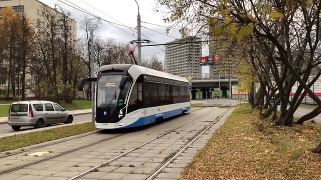 Трамвай "23" (71-911ЕМ "Львёнок") прибывает на остановку "Станция МЦК Стрешнево" (16.10.2021) смотреть онлайн