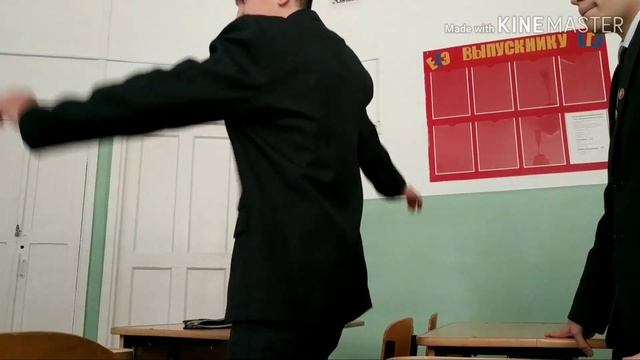 Школьники отжигают на уроке .