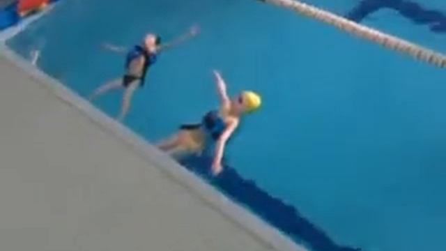 Физкультурно-оздоровительный комплексАвтомобилистМоя дочь учиться плавать.