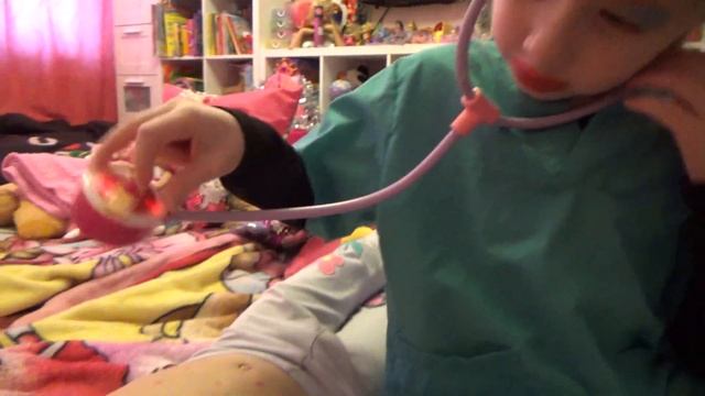 Дети сами вызывают доктора  Играем в доктора. Заболел ребенок. смотреть онлайн