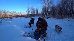 РОЖДЕСТВЕНСКИЕ ВЫХОДНЫЕ. ЖЕЛАНИЕ ВНУКА ИСПОЛНЕНО ПОЕХАЛИ НА РЫБАЛКУ С МАЛЕНЬКИМИ УДОЧКАМИ.
