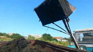 23.08.2021г.  Погрузка навоза на ЮМЗ-6 самодельным куном.