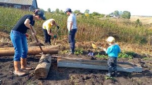 Подготовка бревен и лунок для забора / Установка столбов / Дом в деревне
