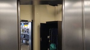 Лифт KONE L031 1000 кг 1 м/с 2014 года + лифт открывается раньше этажа