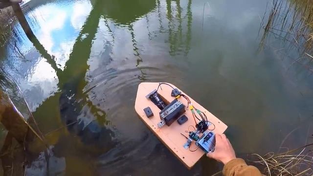 делаем скоростной прикормочный кораблик часть 2  тест на озере корпуса