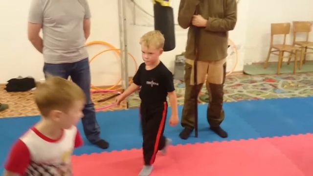 Борьба в кругу на занятии с дошкольниками. Ведущий Юрий Шешуков. смотреть онлайн