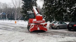 Телескопический погрузчик Manitou MTR 1840 чистит снег - ООО "Технопарк Вертикаль"