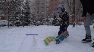 Снежный дом для КУКЛЫ Вышли в СНЕГОПАД на улицу Nastya life VLOG 0+