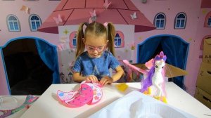 СИЛЕСТИЯ И И КОСМЕТИКА. Девочка Лера открывает Пони Силестия и косметику.  Игра с пони