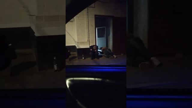 ВАЛЯЮТСЯ ПЬЯНЫЕ клиенты Яндекс-такси
