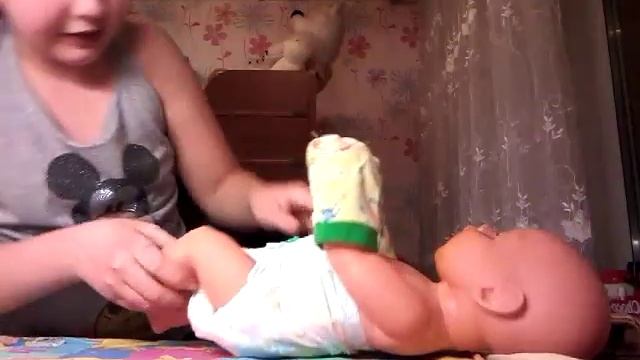 Купание Эммили ! смотреть онлайн