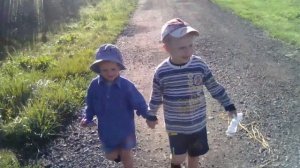 Весело шагают по дорожке- наши ножки