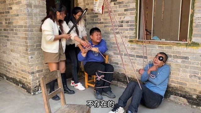 美女被人贩子绑架，逃跑失败后只好装晕，最后和其他人配合才逃出去【小宾厂长】