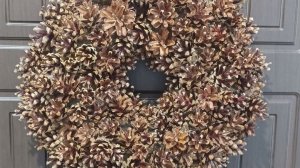 Декоративный венок из шишек. Осенняя поделка в сад. Поделки из шишек. Осенний венок своими руками