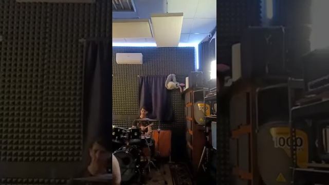 как играет наш барабанщик! #тренды #тренды2023 #музыка #рок #shortsvideo #музыкадлядуши #успех
