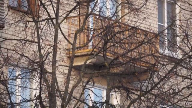 Ребенок хулиганит выкидывая на прохожих пакеты наполненные водой с 4 этажа смотреть онлайн