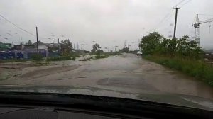 Вода переливается через дорогу в селе Чигири. 16 июня 2018 года.