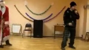 Дед мороз танцует под рэп