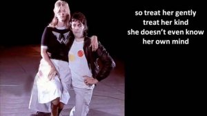 The Wings - Venus and Mars - Treat her gently lonely old people (paroles)