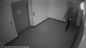 пацаны звонят в двери и убегают