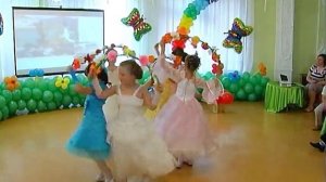 Танец с цветами на выпускном в дет.саду