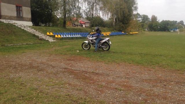 Априлія Пегасо по траві смотреть онлайн