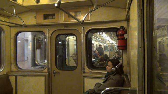 Moscow metro train ride over Smolensky metro bridge // Поездка на номером через Смоленский метромос