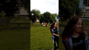 Девочка избивает школьника