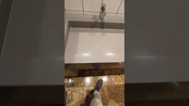 мойка с щелевым сливом, мебельные фасады из акрилового камня,