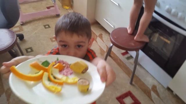 Детки помогают маме убирать на кухне смотреть онлайн