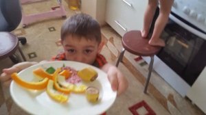 Детки помогают маме убирать на кухне