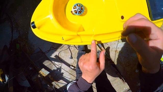 делаем скоростной прикормочный кораблик часть23 установка разбрасывателя