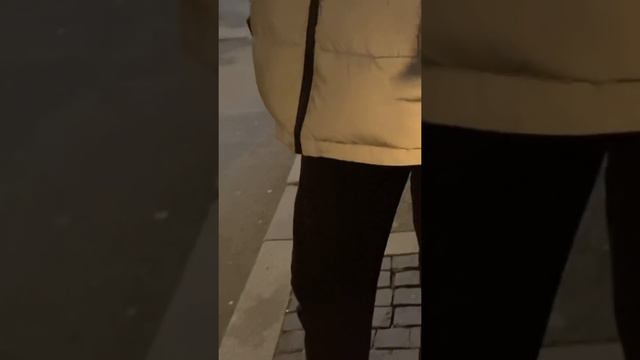 БАБКА мешает прыгать паркур #shorts