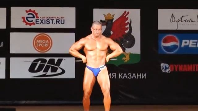 Bodybuilder with nunchaku. смотреть онлайн