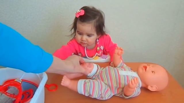 Разбросали игрушки Кукла Беби Борн Соня сломала ногу Видео с куклами для детей смотреть онлайн