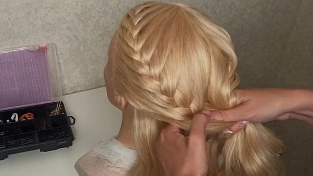 Плетение косички. Плетение на длинные волосы. Причёска на каждый день. Причёска в школу. смотреть онлайн