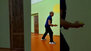 Тренировка с теннисными мячами.