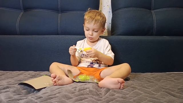 Распаковываю желтого цыпленка ! Очень милая игрушка !