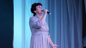 песня "Танго осени" поет Л.Киселева