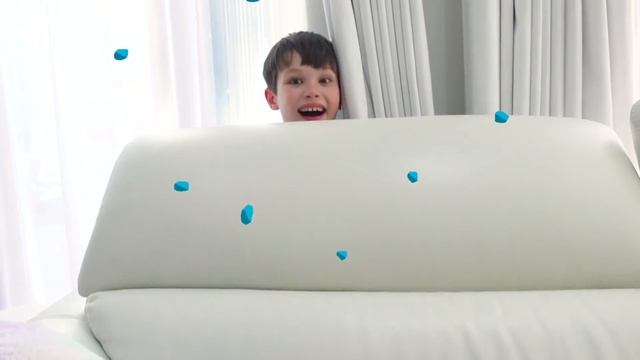 Катя и Макс играют с надувашкой смотреть онлайн