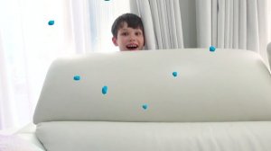 Катя и Макс играют с надувашкой