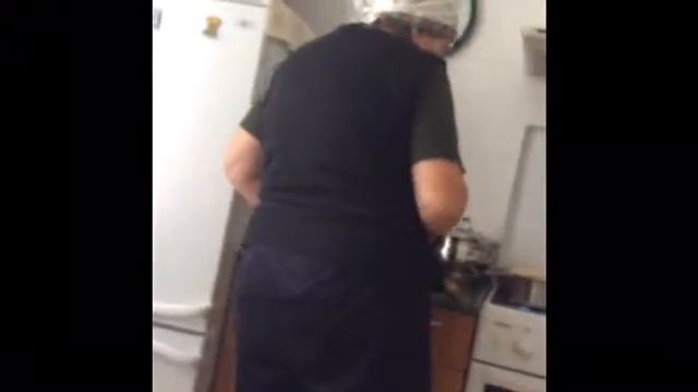Пенсионерка ругает магазины за повешение цен)))
