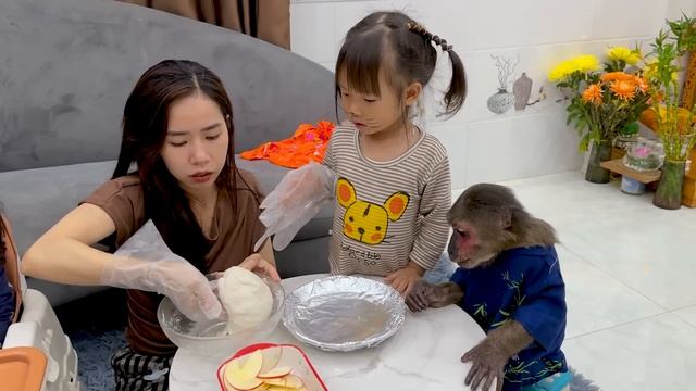YoYo Jr and Ai Tran help mom make apple pie