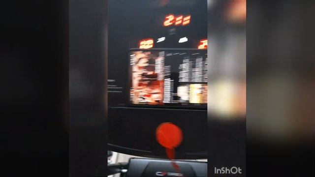 Беговая дорожка. Хожу, слушаю музыку.