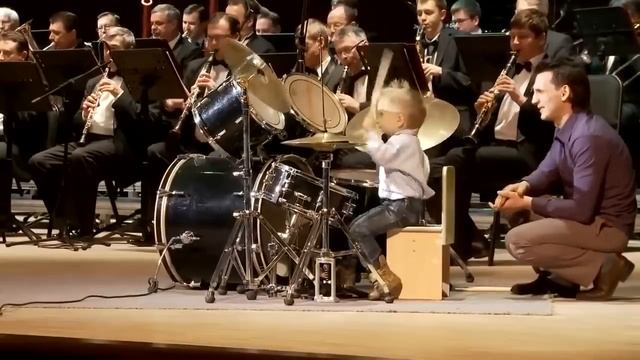 Маленький мальчик на барабанах отжигает.