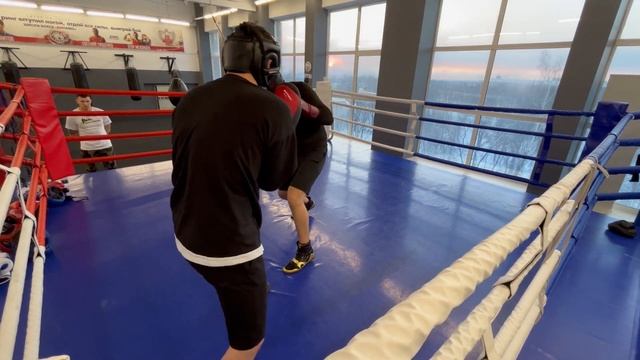 СПАРРИНГ новичков в БОКСЕ с подробным разбором ОШИБОК. смотреть онлайн